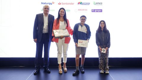 PREMIOS PRENSA-ESCUELA 2025/26. Manuel Are�n, secretario xeral da Corporaci�b Voz de Galicia foi quen entregou os premios da categor�a infantil do concurso Mellor Xornalista Infantil e Xuvenil. No primeiro nivel, os dous galard�ns foron para a mesma clase, porque os nenos de tres anos do CEIP do Corgo dirixidos por Alejandra Doval fixeron un traballo colaborativo magn�fico; foi unha b�goa que non poide ran estar na festa. Pronto recibri�n os premios, un contacontos interactivo e unha c�mara de fotos; a s�a profesora, un set de libros. Si estiveron os ga�adores da segunda etapa, de terceiro en adiante: Jacobo Ferreiro, do Calasanz da Coru�a, que levou unha tablet, coa s�a profesora Ana Mart�nez, a quen lle entregaron un ste de libros; e Claudia Vilari�o, do CEIP Eusebio da Guarda (A Coru�a), na dereita, que por ser segunda leva un reloxo dixital.