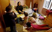 Imagen de archivo de Cristina Rivadulla y de sus cinco hijos en su casa de Santa Ux�a.