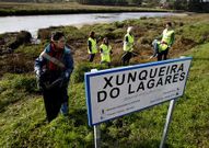La asociaci�n Fonta��a, de Vigo, durante una acci�n.