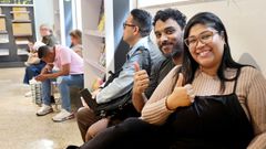 Personas migrantes esperan en una oficina de Correos en Vigo para poder iniciar el tr�mite de regularizaci�n.