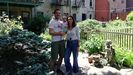 El asturiano David, con su mujer Leticia y su hija, Greta, en el patio de su casa de Nueva York