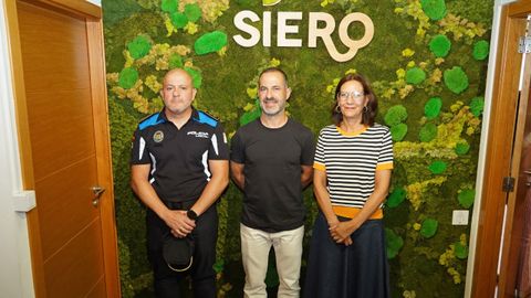 El alcalde de Siero, �ngel Garc�a, y la concejala Patricia Antu�a, presentan al nuevo comisario de la Polic�a Local de Siero, Iv�n Fern�ndez.