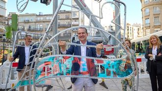 El alcalde asisti&oacute; al montaje de la caja de regalo