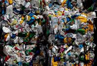 Envases empaquetados en la planta de tratamiento de residuos de Nosti�n.