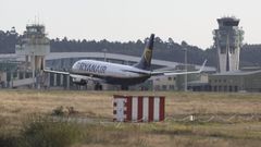Una aeronave de Ryanair maniobra en el aeropuerto de Santiago-Rosal�a de Castro