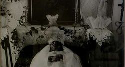 Fotograf�a tomada de una exposici�n de Caama�o en Viveiro.