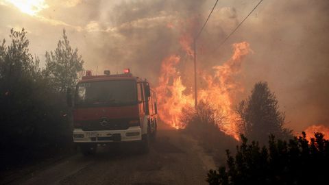 Los bomberos intentan extinguir el fuego en Penteli, al norte de Atenas
