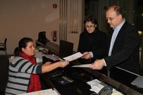 El presidente de la AED, Antonio Lamas, al entregar el escrito en Lal�n.