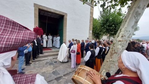 Recepcin de la comitiva institucional (encabezada por alcalde Jos Tom) en la puerta principal de la iglesia de A Rgoa