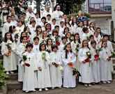 Casi medio centenar de ni�os celebraron ayer en Carballo la primera comuni�n.