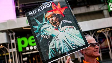 Un manifestante en la protesta de No Kings en Nueva York.