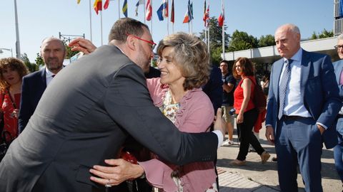 Mar�a Luisa Carcedo, ministra de Sanidad en funciones, saluda al presidente del Principado, Adri�n Barb�n, a las puertas del recinto ferial