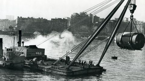 especial.La d�cada de los 60 fue clave en el desarrollo de la ciudad: en 1964 entr� en funcionamiento la refiner�a. En la imagen superior, vemos la descarga, en el puerto, de una pieza para su construcci�n. La foto fue tomada ese mismo a�o