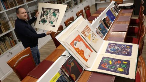 Xoán Pastor Rodríguez muestra parte de las obras de Juan Navarro Ramón