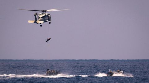 Imagen de un helic�ptero de la Armada de maniobras.