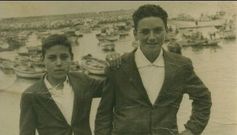 Adolfo �lvarez Torrado, con Andr�s Rodr�guez. Ambos, de Brantuas, como mari�eiros no porto de Malpica, xusto no ano no que afogou
