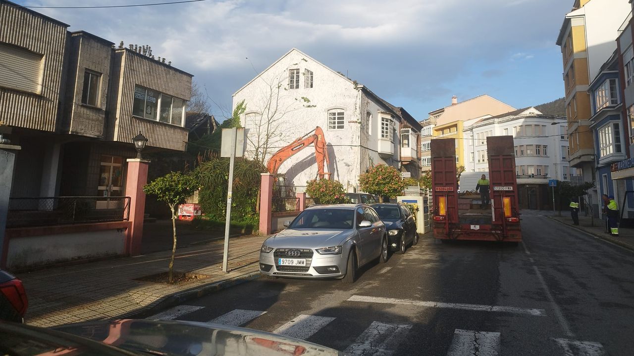 Portos inicia el derribo de la fábrica Marujita Canela, en el centro de Cariño