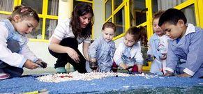 Alfombra floral elaborada ayer en Burela por los peques de la guarder�a de Gali�a Azul.