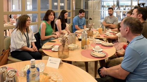 La conselleira de Vivenda se reuni� con algunos beneficiarios de las ayudas 