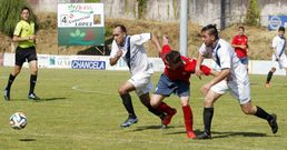 Adil y Pablo Corzo luchan por frenar a un rival en el partido del Garc�a Calvo. 