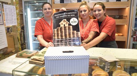 Trabajadoras de la panadería Acuña de la calle Michelena, con la urna donde se depositan las papeletas.