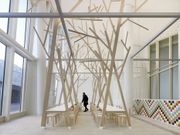 Las mesas del local se disponen bajo unos �rboles esquem�ticos que evocan una carballeira