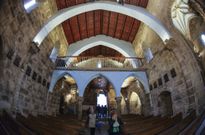 Vista del interior de Santa Mar�a das Areas con los arcos pintados en la �ltima restauraci�n. 