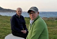 Los hermanos Maximino y Jos� Lobelos frente al mar por el que todav�a navegan.
