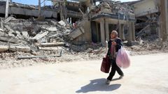 Una mujer iran� camina por una zona de Teher�n da�ada por los bombardeos de EE.UU. e Israel.