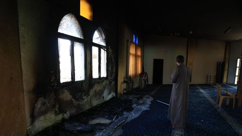 Enla mezquita Hajja Hamida quemaron la entrada del recinto y pintaron eslganes racistas en sus paredes.