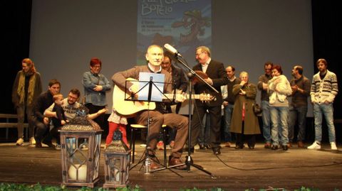 O Barco se rindi al botelo.Anxo Rei cant la cancin del botelo