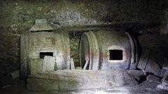 Cubas en una antigua bodega que perteneci� al convento benedictino de Monforte