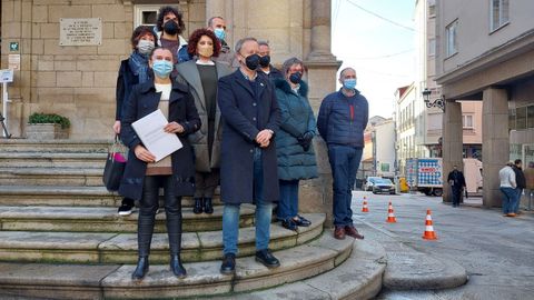 Los concejales del PSOE, tras anunciar su queja ante el Valedor do Pobo.