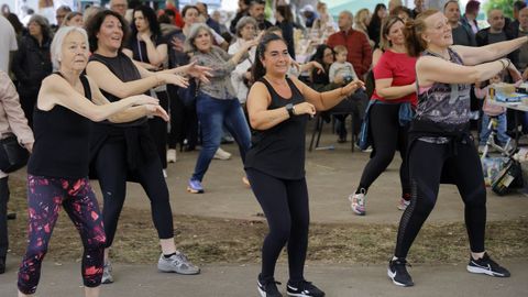 La sesi�n de zumba�se desarroll� bajo la carpa de la plaza central.