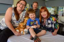 Xavier sostiene la bomba junto a su madre Naomi (izquierda), su padre Shaun y la enfemera Annette Hart.