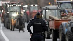 Un gendarme observa la marcha de tractores