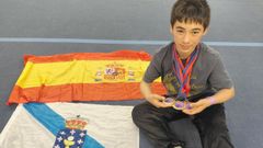 Mart�n, con las tres medallas logradas en la cita lusa.