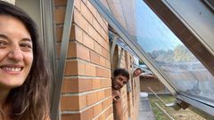 La catalana Carla se comunica a trav�s de la ventana con su novio Rob (a su izquierda) y con su amigo Andy, al que hace unos d�as le confirmaron que ten�a coronavirus