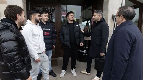 Lo primeros citados en la ma�ana de ayer, con los dos responsables de la empresa, ayer en el bar O Estanco de Paiosaco
