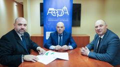 De izquierda a derecha: David Mart�nez, de AEPA, y Lorenzo Amor, presidnete nacional de ATA y Rafael Granados, de ATA Galicia