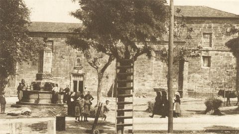 Foto antigua de Noia, con el convento de San Francisco ya trasladado al emplazamiento actual.