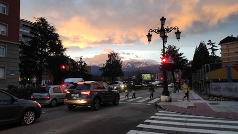 Vista de la Sierra del Aramo nevada desde la Plaza Castilla de Oviedo, con tr�fico para su acceso