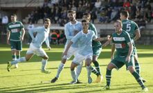 No fue un derbi igualado, sino que cada equipo marc� el comp�s en un tiempo sobre la hierba de Barreiro. 