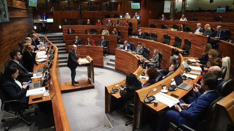 Vista general del pleno de la Junta General durante la aprobaci�n de los Presupuestos de Asturias para el pr�ximo a�o,