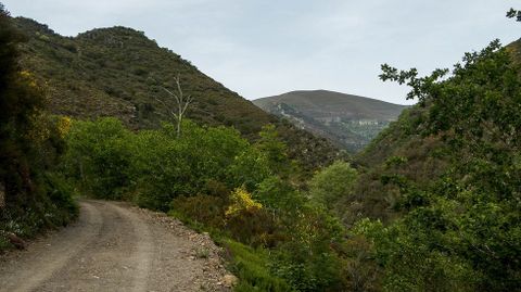 El camino discurre por un terreno abrupto