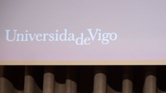 Pantalla con el logo de la Universidade de Vigo, en una imagen de archivo.