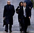 Torres (izquierda) y su mujer, Ana Mar�a Tejeiro, con su abogado Manuel Gonz�lez-Peeters, de camino al juzgado, el pasado 11 de febrero.