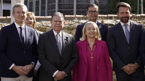 El presidente de la Xunta de Galicia, Alfonso Rueda (i), y el alcalde de Oviedo, Alfredo Canteli (2i), junto al presidente de PP Asturias, Alvaro Queipo (d), inauguran en el Palacio de Villa Magdalena una cruz gallega donada por la Asociaci�n D�a de Galicia en Asturias. 