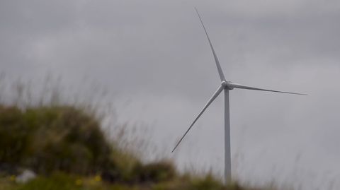 Un aerogenerador de un parque de Lugo, la mitad de cuyos municipios son e�licos