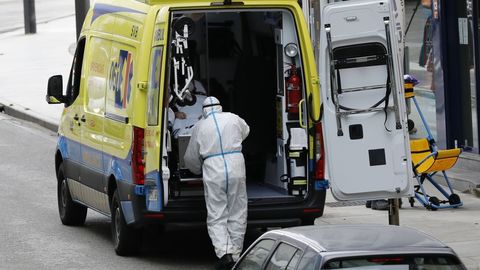 Imagen de archivo de un traslado de un paciente con coronavirus en Viveiro